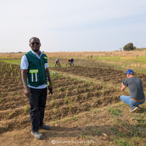 Operatore di Salute e Sviluppo ETS durante il monitoraggio di un progetto agricolo sostenuto dal 5x1000