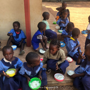 Gruppo di bambini durante la distribuzione dei pasti in una missione sostenuta dal Fondo AMOC