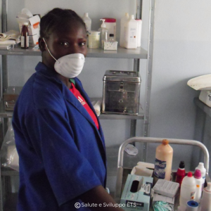 Operatrice sanitaria in clinica per la campagna 5x1000 di Salute e Sviluppo ETS